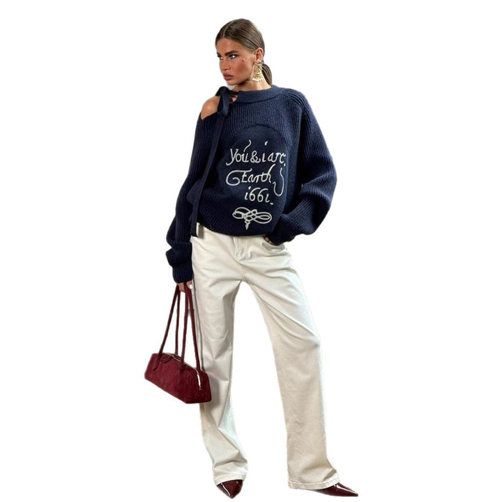 Kvindernes chunky strikket sweater med dekorativ tekst og asymmetrisk halsudskæring Stilla