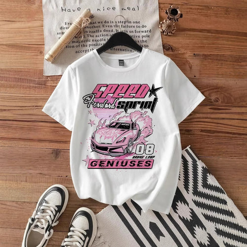 Dame T-shirt med kreativ bilmotiv og urbant skrift Skovae