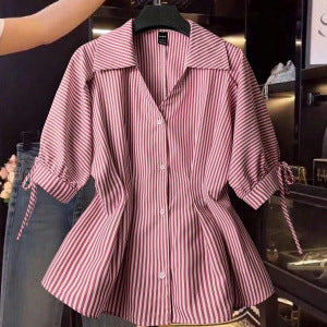 Damebluse med elegante flæse detaljer og moderne stribemønster Skovae