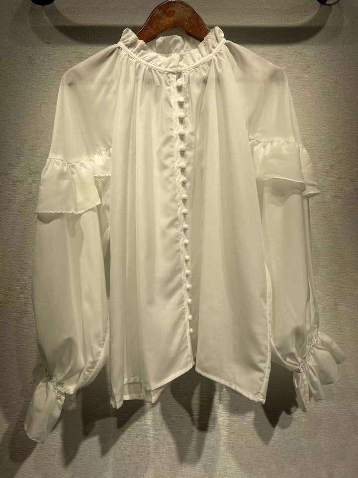 Damebluse med høje flæser og elegante knapdetaljer Stilla