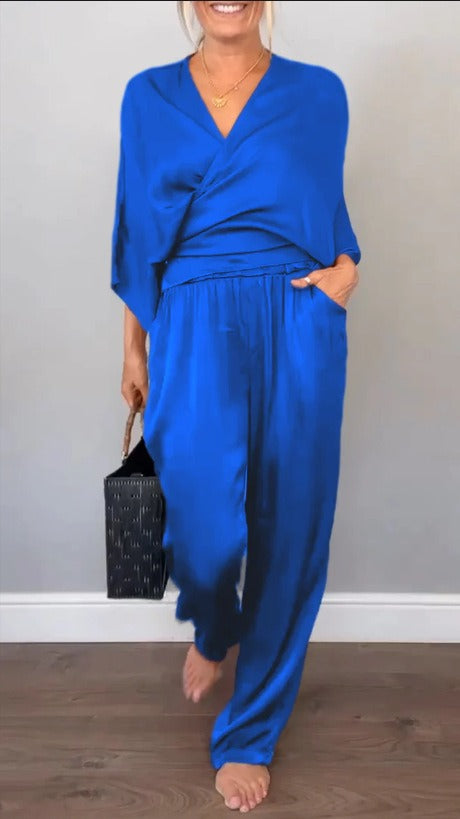 Dame Satin-Loungewear-sæt med elegant indpakningsdesign og bredt ben Stilla