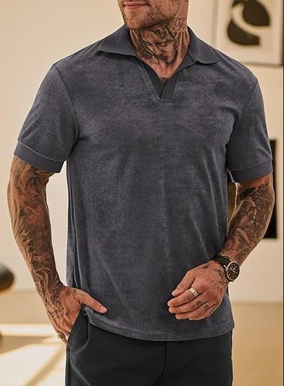 Herre polo shirt lavet af blødt bomuldsblanding med moderne V-halsudskæring Stilla