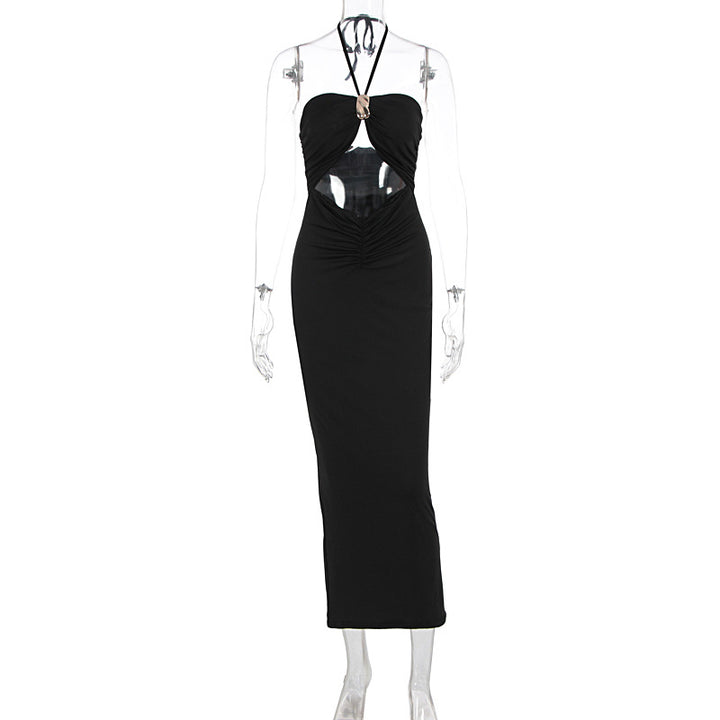 Dame figurtilpasset aftenkjole med skulderfri design og elegant drapering Skovae