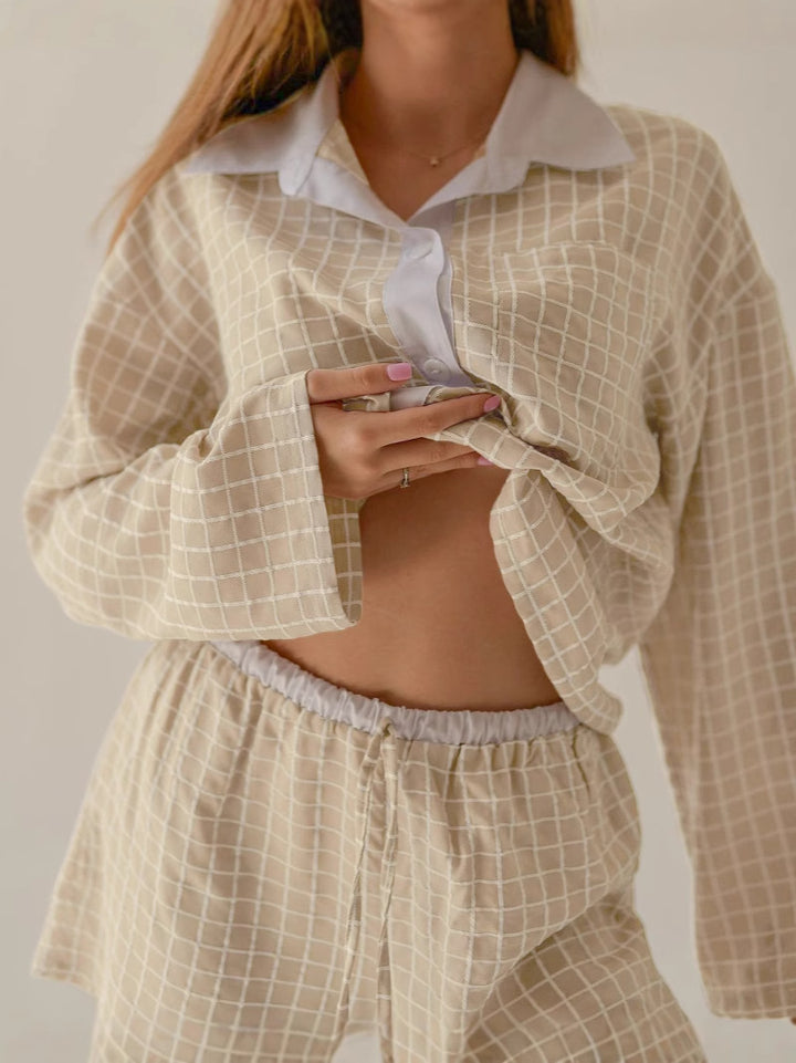 Dame pyjamasæt med elegant ternet mønster og afslappet snit Stilla