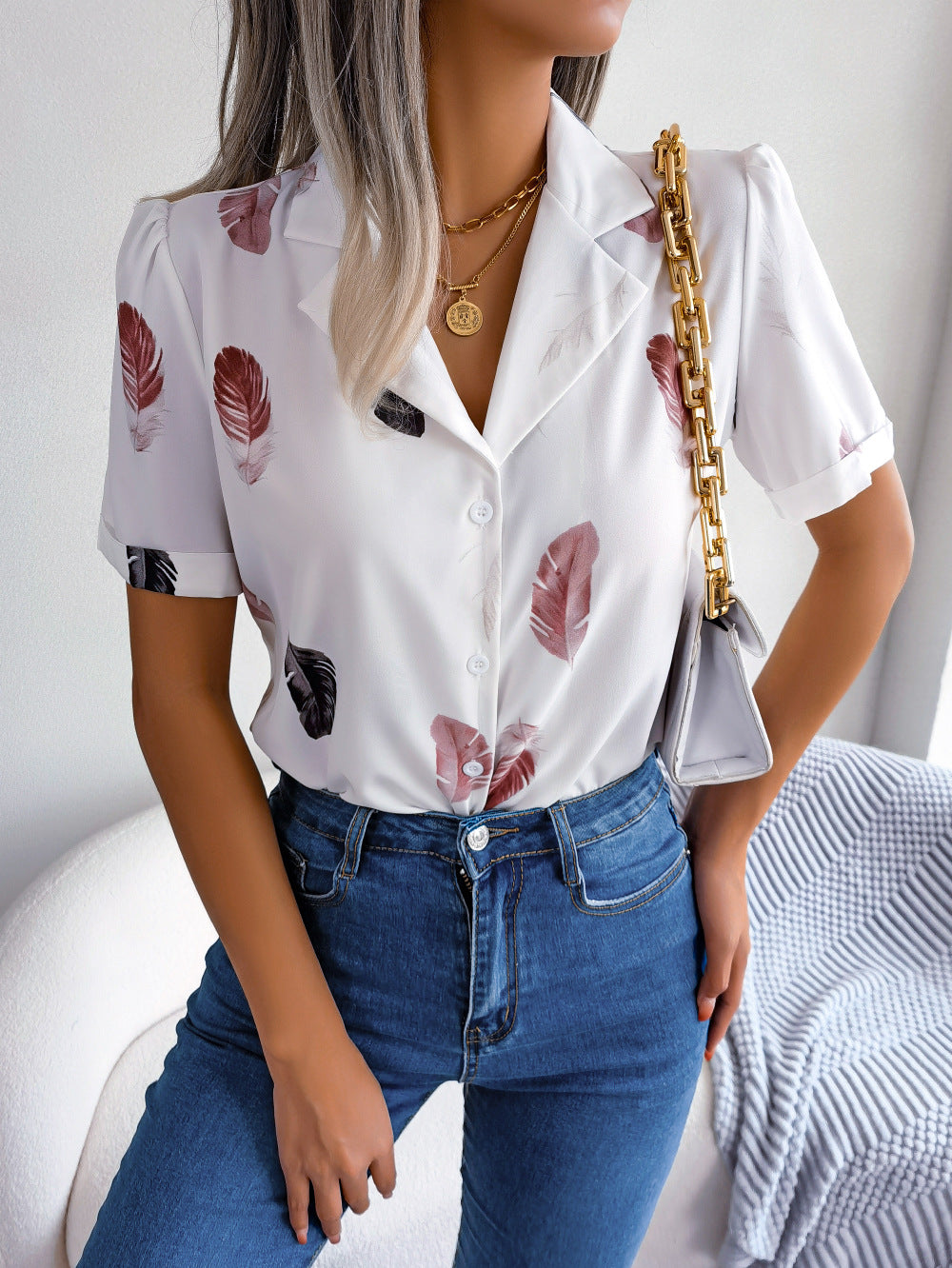 Damebluse med elegant fjerdesign Stilla
