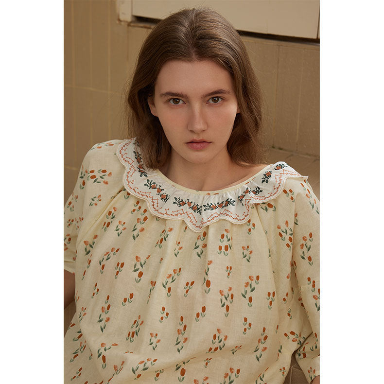 Dame Blusenshirt med florale broderier og samlede ærmer Stilla