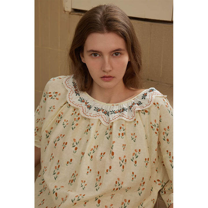 Dame Blusenshirt med florale broderier og samlede ærmer Stilla