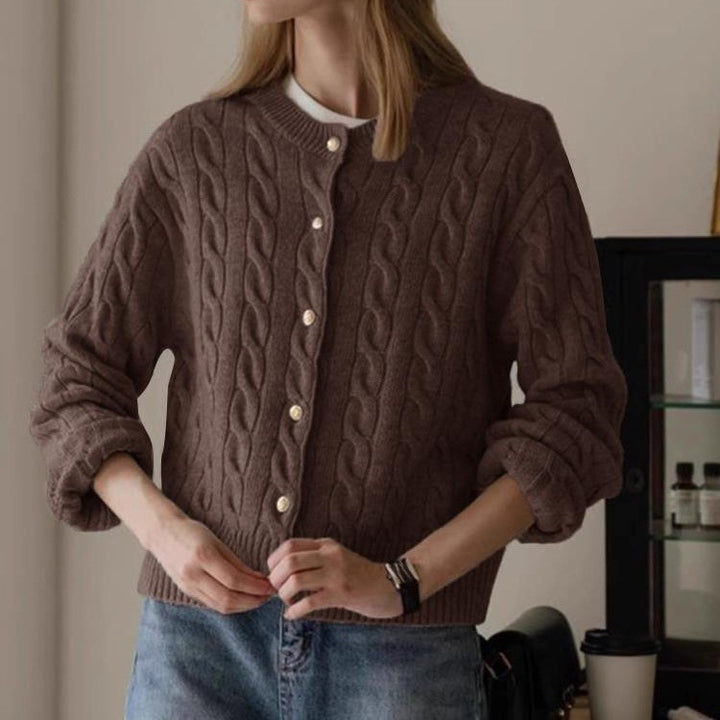 Dame strikjakke med fletmønster og elegante knapdetaljer Stilla