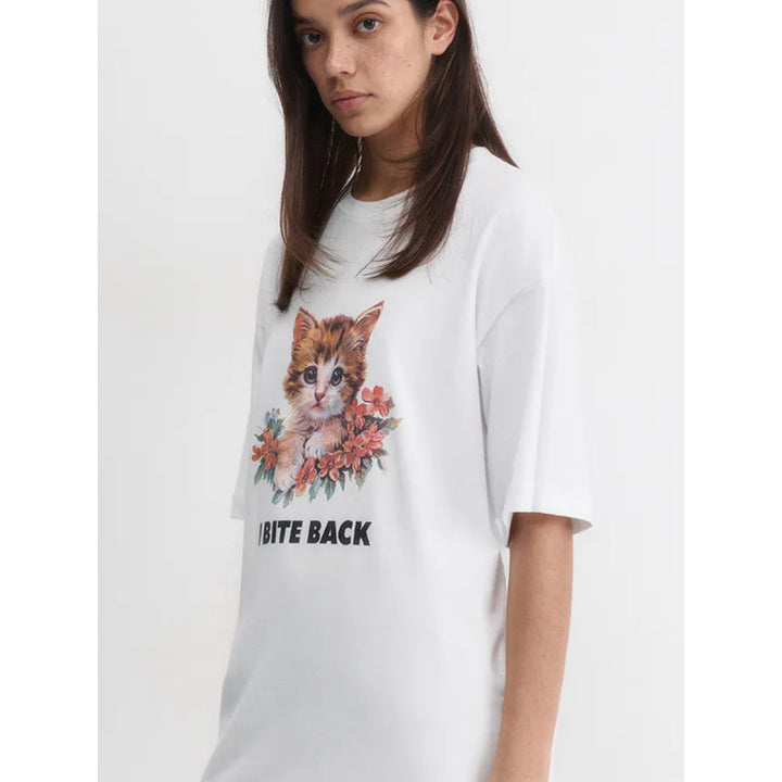 Dame T-shirt med kunstnerisk kattemotiv og inspirerende sætning Stilla