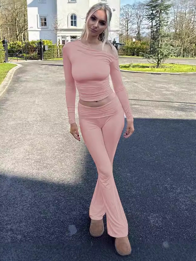 Dame Elegant og figursyet sportkombination med asymmetrisk top og flared bukser Stilla