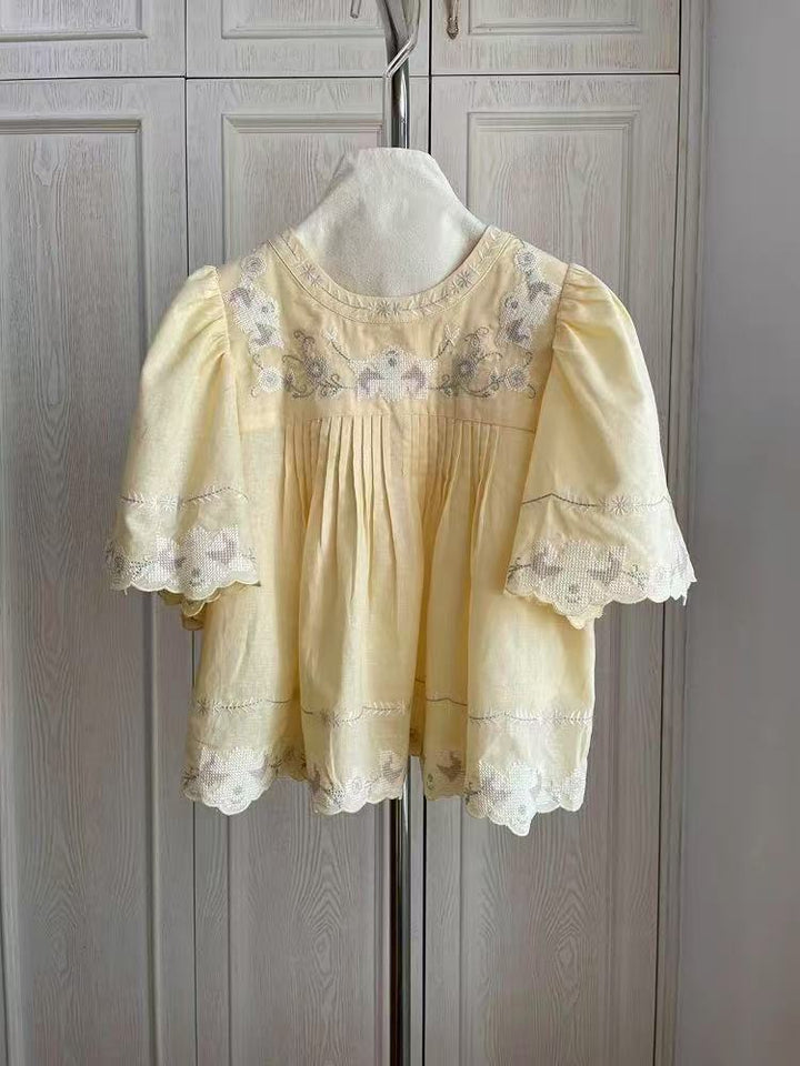 Damebluse med romantiske spidsapplikationer og elegante rufledetaljer Stilla