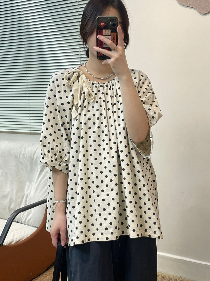 Femme Relaxed Fit Polka Dot Bluse med Flæsekant Stilla