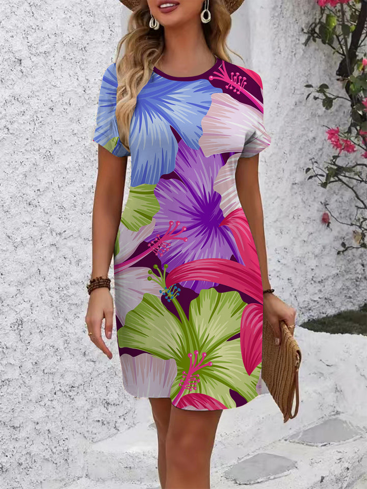 Dame afslappet T-shirt kjole med farverigt blomsterprint og behagelig pasform Skovae