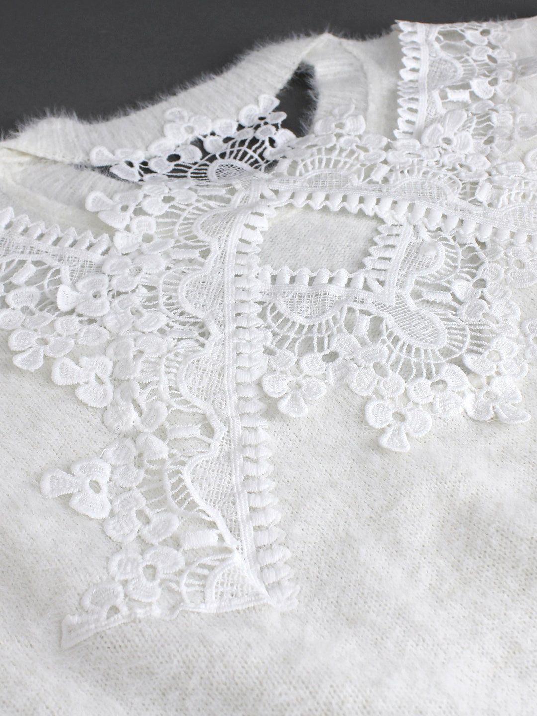 Dame strikpullover med elegant spids rygaccent Stilla