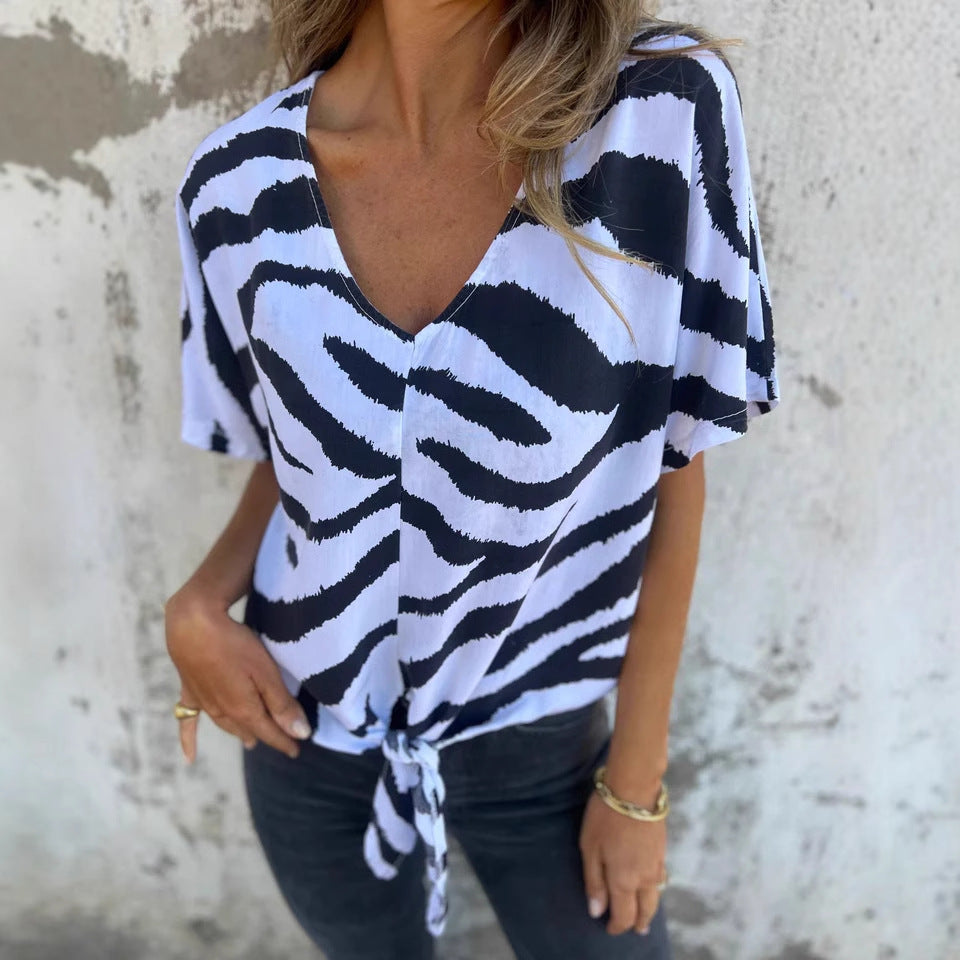 Dame kortærmet bluse med modent knude-detail og unikt zebra-tryk Stilla
