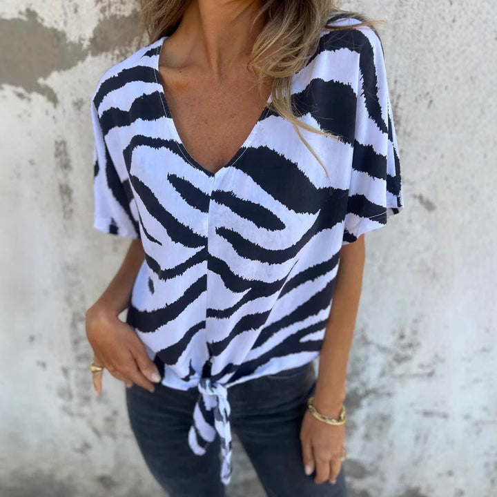 Dame kortærmet bluse med modent knude-detail og unikt zebra-tryk Stilla