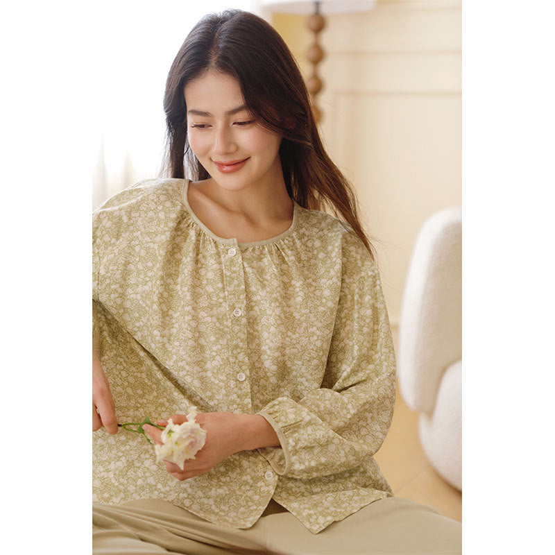 Damebluse med elegant floral design og løs pasform Stilla