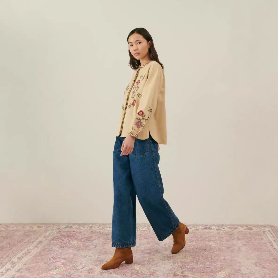Damebluse med håndlavet blomsterbroderi og elegant pyntesøm Stilla