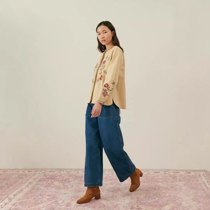 Damebluse med håndlavet blomsterbroderi og elegant pyntesøm Stilla