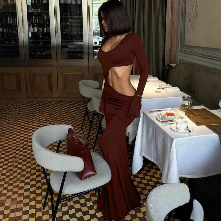Dame Figurtilpasset Maxikjole med raffineret Cut-Out og Ruffle-detaljer Stilla