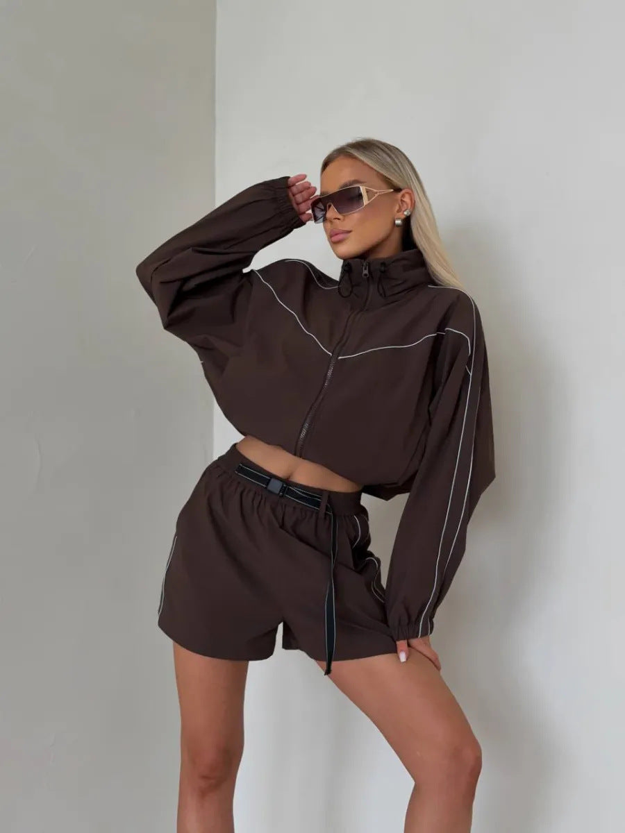 Kvindernes sporty sæt bestående af en jakke med høj krave og shorts i urban stil