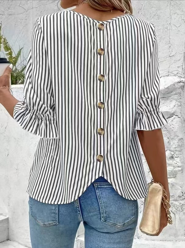 Damebluse med moderne striber og elegante flæsedetaljer Stilla