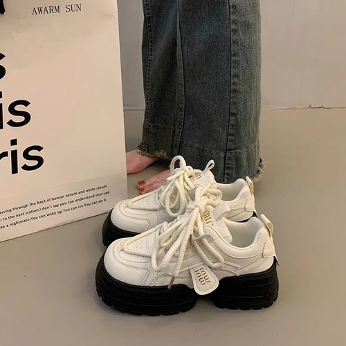 Dame Plateau-Sneakers med moderne design og stabil sål Stilla
