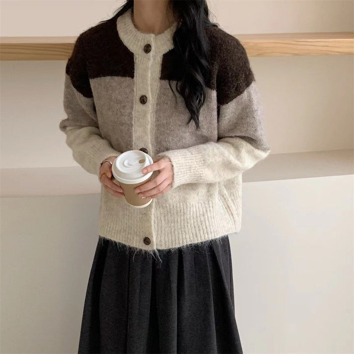Dame chunky strik cardigan med knaplukning og trendy farveblok design Stilla