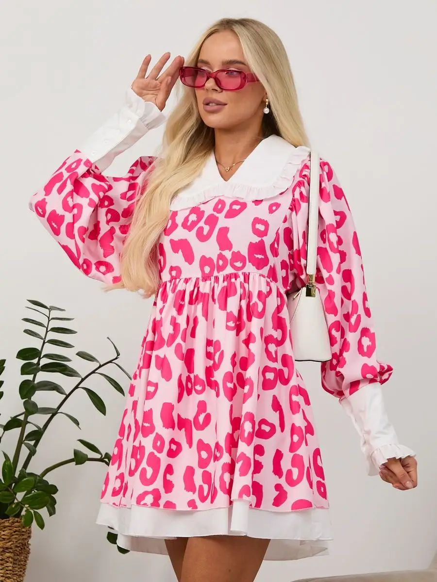 Dame minikjole med generøs krave og afslappet leopardprint Stilla