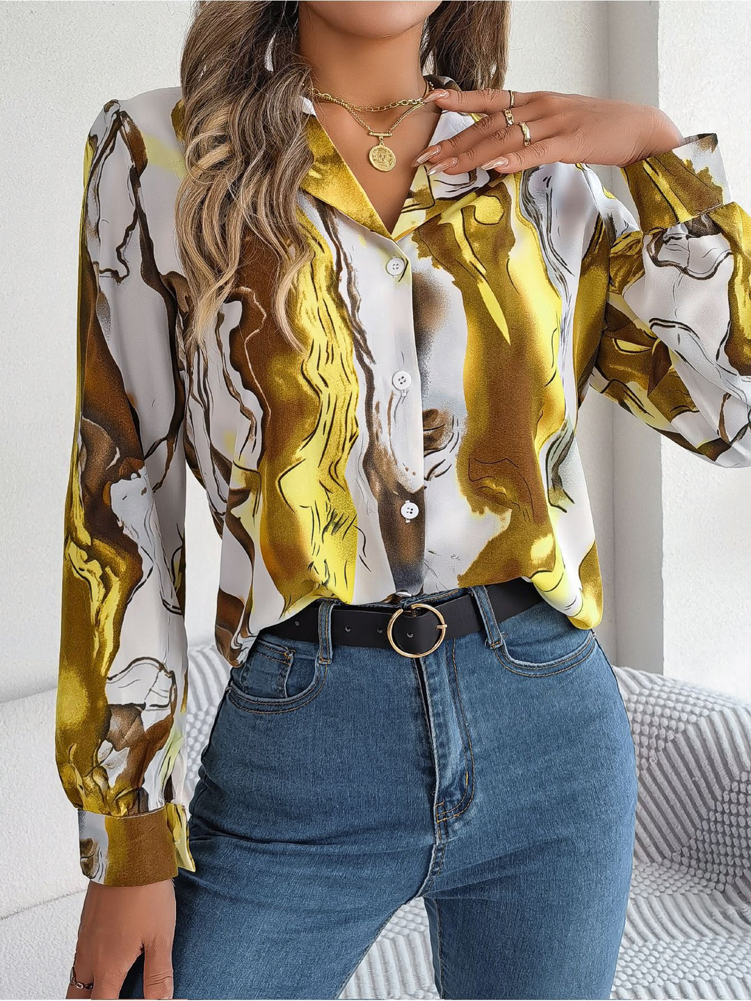 Damebluse med elegant marmormønster og moderne krave Stilla