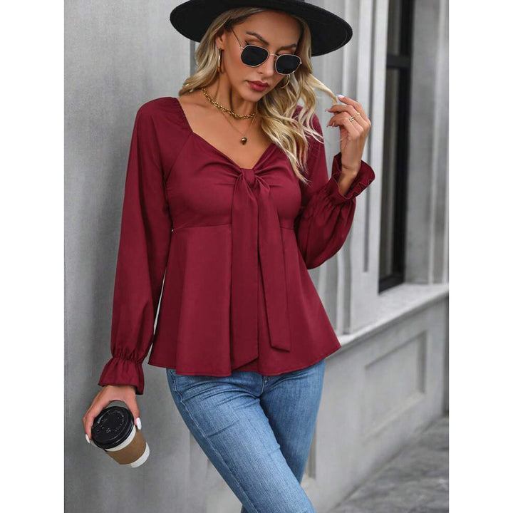 Dame Luftigt skåret bluse med slips-detail Stilla
