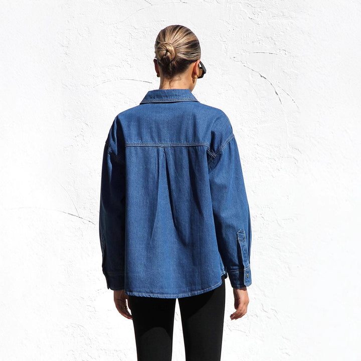 Dame Oversized Jeansbluse med dobbelte brystlommer og fine syningsdetaljer Stilla