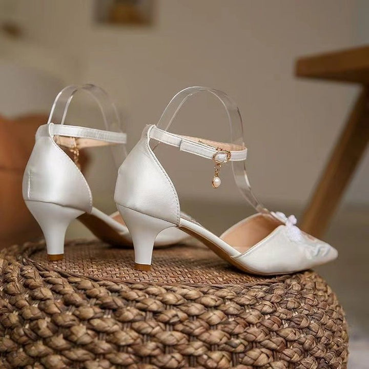 Dame pumps med floral broderidetalje og elegant remdesign Stilla