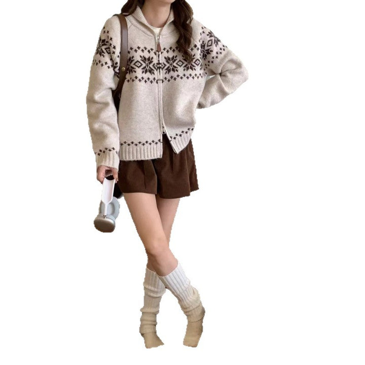 Kvinders cardigan med traditionelt norsk mønster og elegante lynlås detaljer Stilla