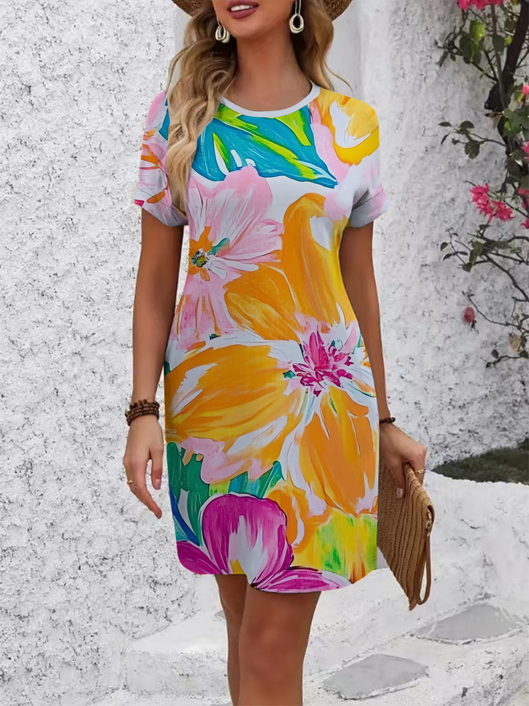 Dame afslappet T-shirt kjole med farverigt blomsterprint og behagelig pasform Skovae