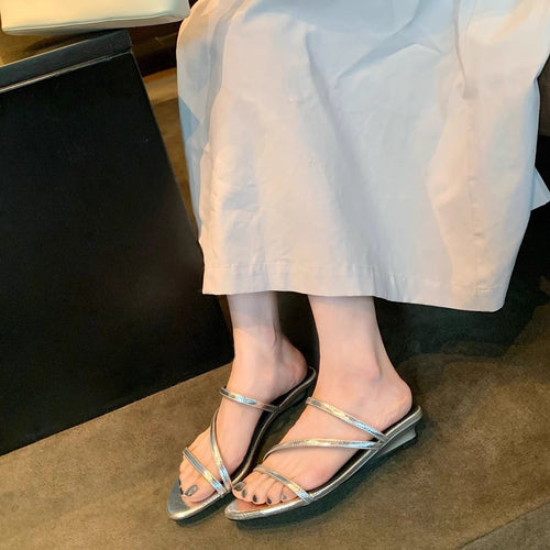 Dame Riemchen Open-Toe Slide Sandaler med Metallic-detaljer Stilla