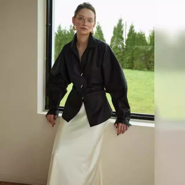 Kvindelig designerbluse med voluminøse ærmer og eksklusive knapdetaljer Stilla