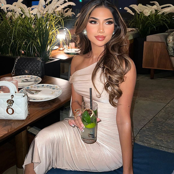 Dame Elegant One-Shoulder-Kjole med tætsiddende silhuet og lange ærmer Skovae