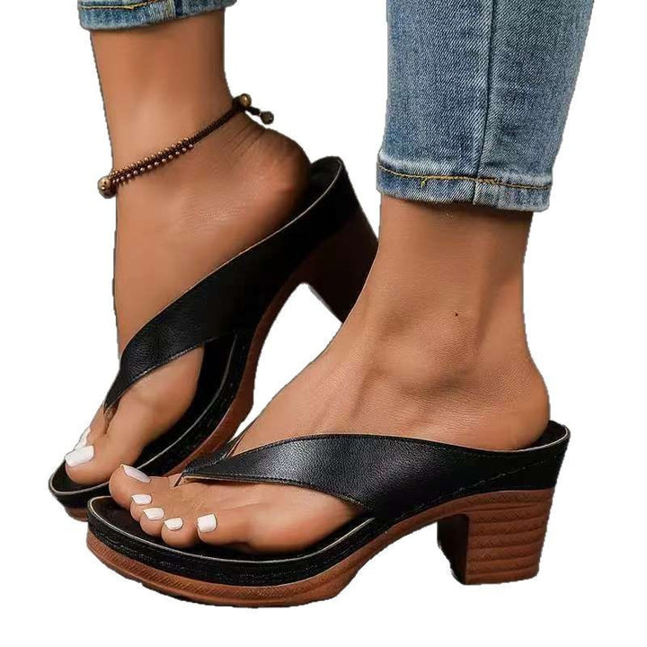 Dame flip-flops med elegant metalrem og komfortabelt fodseng Stilla