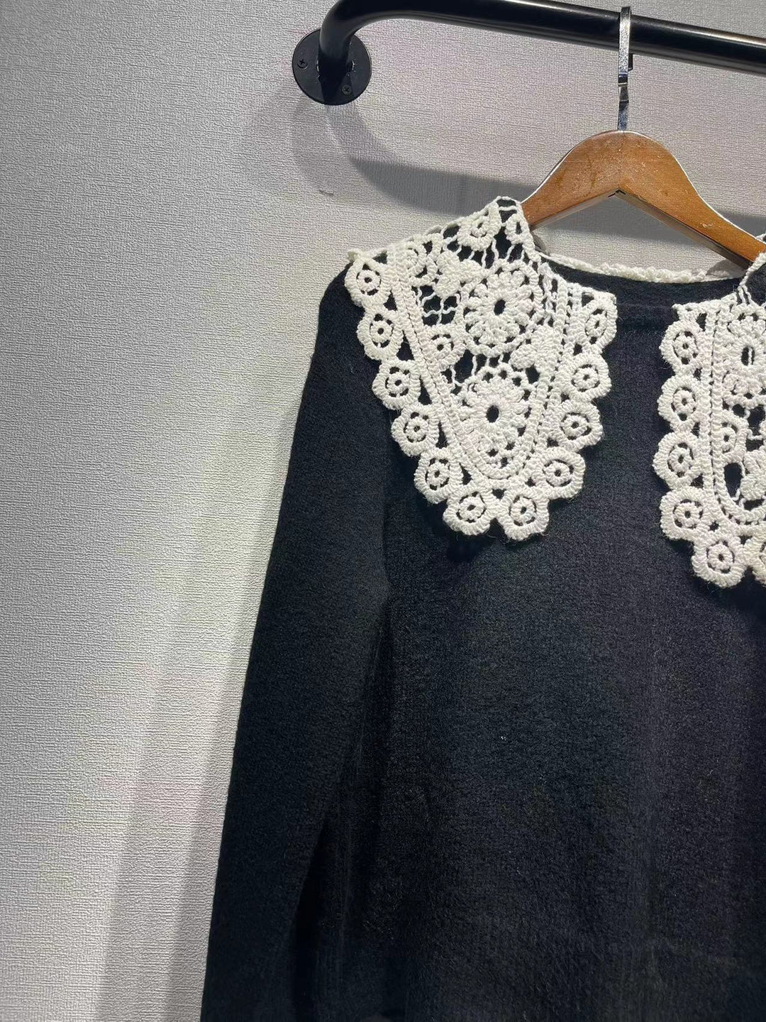 Dame sweater med elegant, struktureret krave og fashionable ærmer Stilla