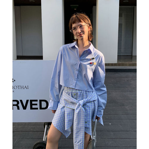 Dame cropped skjorte bluse med moderne knapdetaljer Stilla