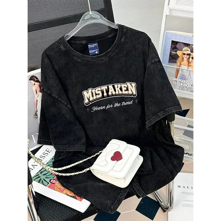 Dame T-shirt i afslappet oversized stil med særligt kreativt grafiktryk Stilla