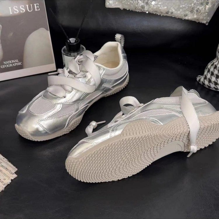 Dame sporty sneakers med innovativt metallic-overmateriale og elegante snøredetaljer Stilla