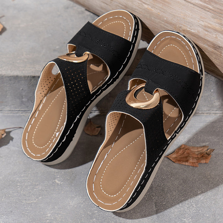 Dame komfort-sandaler med moderne cut-out-design og elegance metal element Stilla