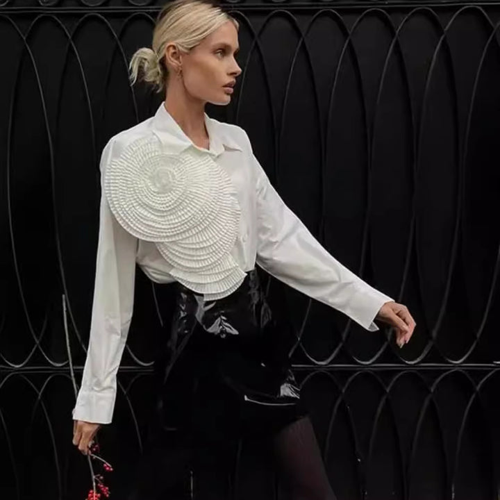 Damebluse med asymmetrisk flæse-design og elegant knaplukning Stilla