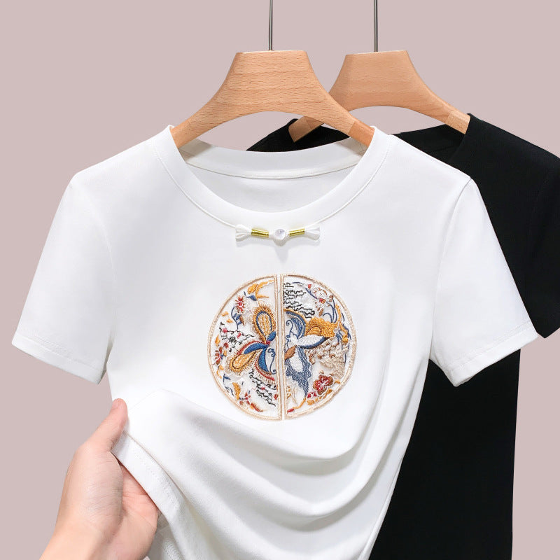 Dame T-shirt med kunstnerisk broderi og elegant slids Stilla