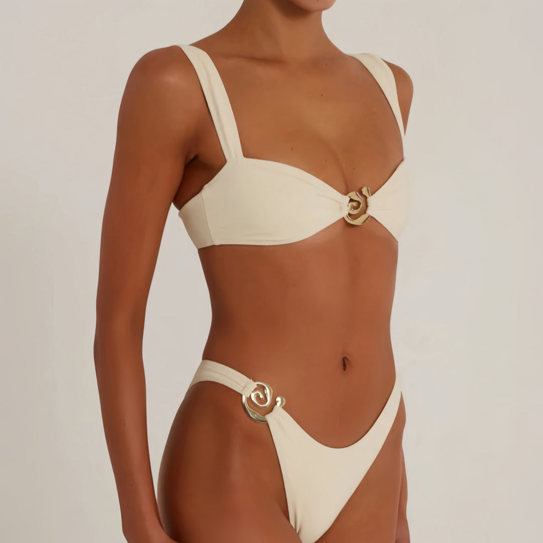 Dame bikini sæt med elegante spændeaccenter og justerbare stropper Stilla