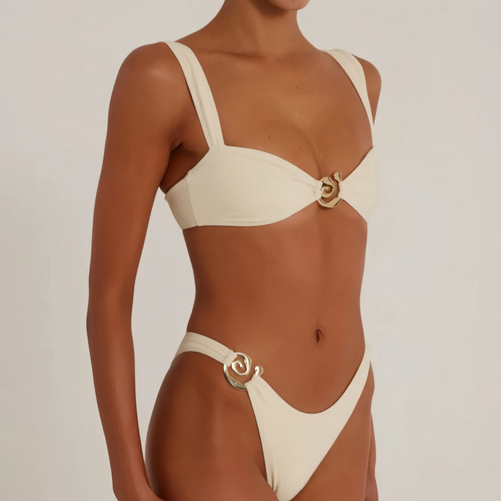 Dame bikini sæt med elegante spændeaccenter og justerbare stropper Stilla