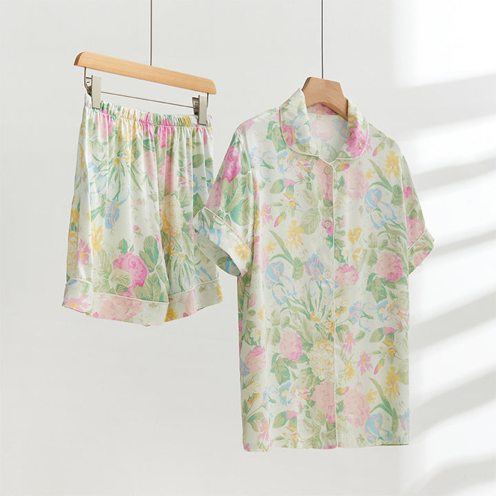 Dame sommerligt pyjamas-sæt lavet af let, åndbart materiale med blomstermønster Stilla
