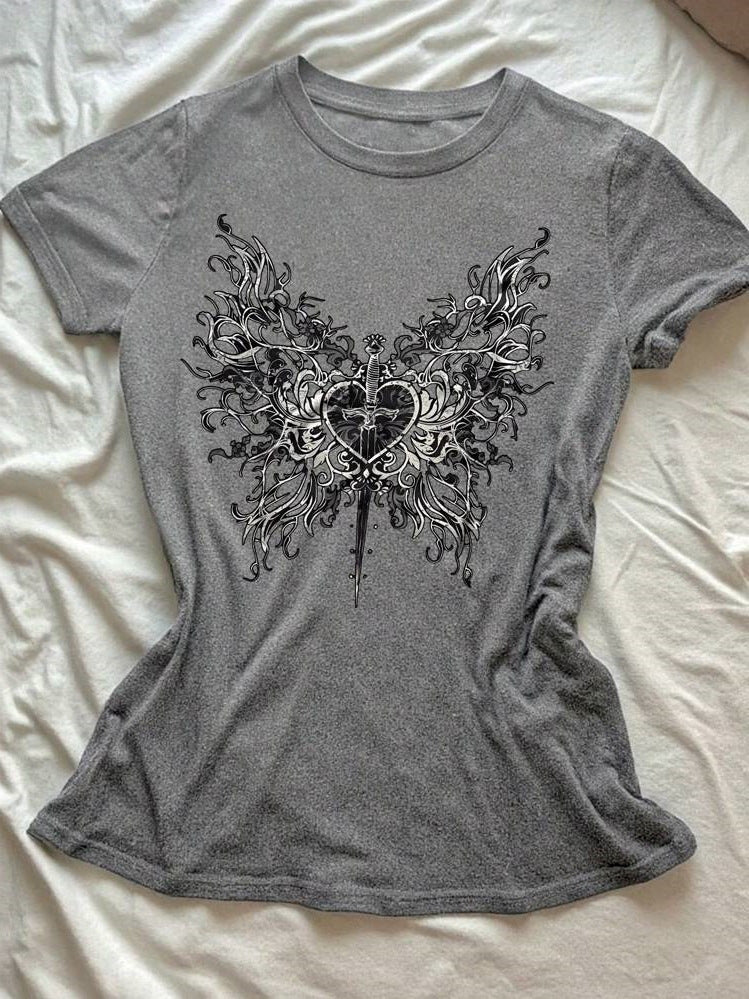 Dame T-shirt med kunstnerisk sommerfugledesign og hjerteformen accent Skovae